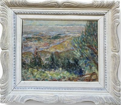une peinture à l'huile représentant un paysage avec des collines et des arbres, dans un cadre blanc