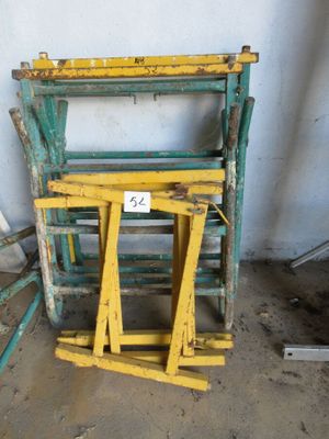 une pile de chaises jaunes et vertes dans une pièce