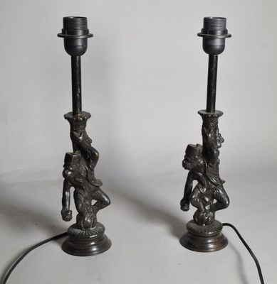 deux bougies posées sur une table