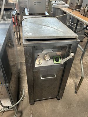 une photo d'une cuisine remplie d'appareils électroménagers