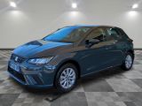 une voiture bleue est garée sur le sol à carreaux d'un garage