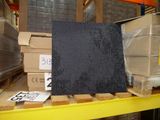 une pile de boîtes sur une palette dans un entrepôt