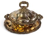 un plat ancien en argent, muni d'un couvercle bombé et orné de motifs élaborés