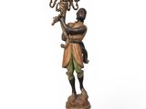 une image représentant une statue d'un homme tenant un lustre