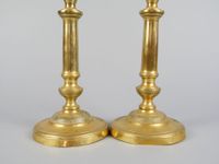 Paire de bougeoirs ou flambeaux en métal doré de style XIXe. (photo 3)