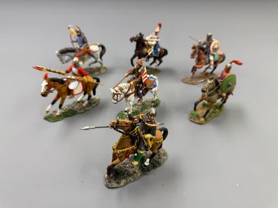 sept figurines représentant des hommes à cheval sur un fond blanc