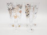 quatre verres à vin ornés de motifs dorés et noirs