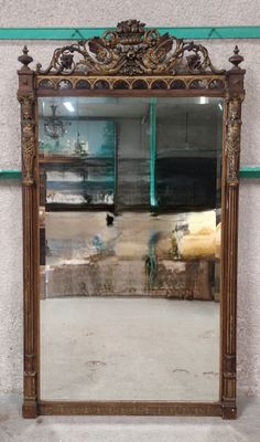 un miroir accroché au mur