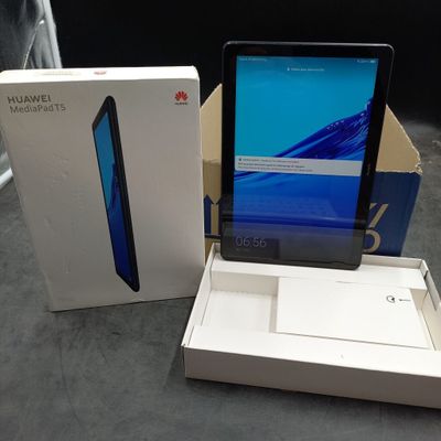 une boîte contenant une tablette et une boîte contenant un téléphone