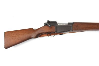 un fusil avec un canon en bois et une bouche noire sur fond blanc