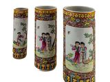 trois vases décorés de caractères asiatiques