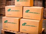 des cartons empilés sur une palette dans un entrepôt, avec des palettes en arrière-plan