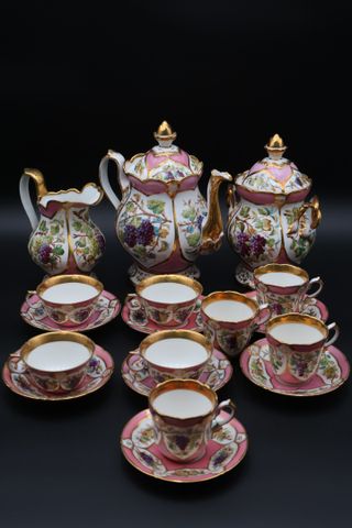 Service en porcelaine Paris ? rose à décor de raisins : 4 tasses ...