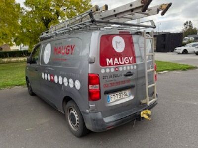 une camionnette garée sur le côté de la route