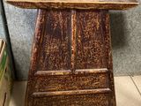 une petite table en bois surmontée d'un tiroir