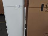 un réfrigérateur blanc posé à côté d'un carton