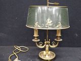 une lampe munie d'un abat-jour vert