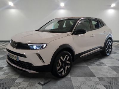 le suv blanc est garé sur le sol en damier d'une pièce