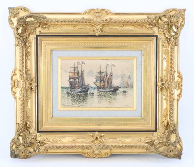 un tableau représentant deux bateaux sur un plan d'eau, dans un cadre doré