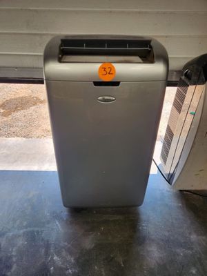 une photo d'un climatiseur portable dans un garage