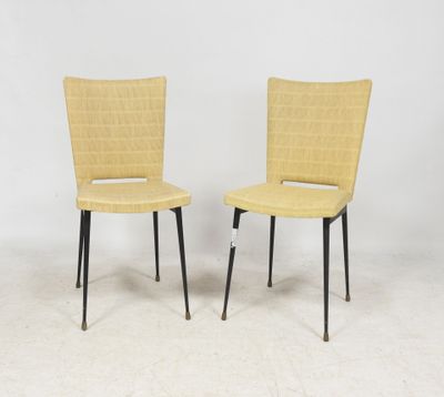 une paire de chaises jaunes posées sur un sol blanc