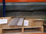 une palette chargée de nombreux cartons dans un entrepôt