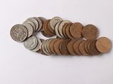 une pile de pièces de monnaie posée sur une table blanche