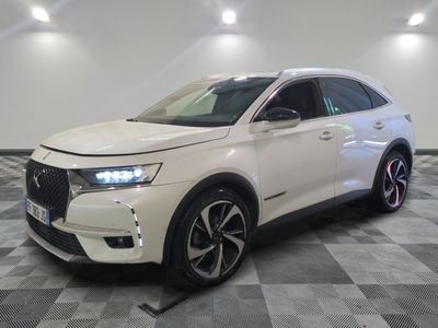 un 4x4 blanc garé dans une pièce au sol en damier