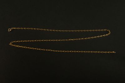 un collier avec une chaîne en or sur fond noir