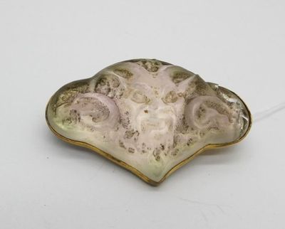gros plan d'une œuvre d'art sur une surface blanche