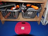 deux paniers d'outils posés sur une étagère dans une pièce