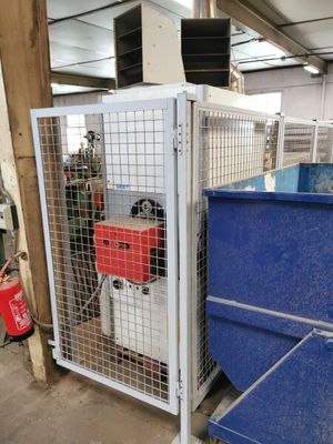 une cage métallique contenant un bidon de gaz