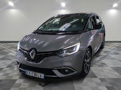 la voiture grise est garée sur un sol en damier dans le garage