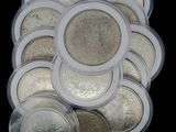 beaucoup de pièces de monnaie dans un récipient en plastique posé sur une table