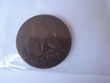 une pièce de monnaie qui se trouve dans un sachet en plastique posé sur une table