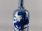 un vase bleu et blanc posé sur une table