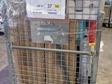 un chariot contenant de nombreux cartons dans un entrepôt