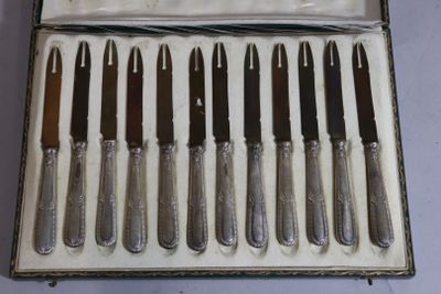 Dans un écrin, suite de 12 couteaux à melon manche métal fou… - Photo 1