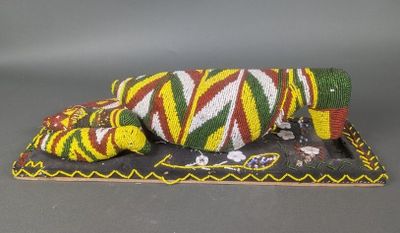 une peluche allongée sur un oreiller