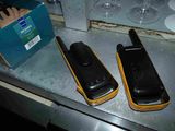 deux téléphones portables posés l'un à côté de l'autre sur un comptoir