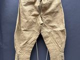 une photo d'un pantalon suspendu à une corde à linge
