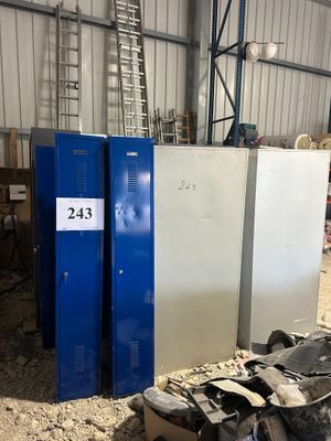 deux casiers bleus posés dans un entrepôt, avec des bagages par terre
