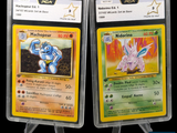 deux cartes Pokémon dans des pochettes en plastique sur un fond noir