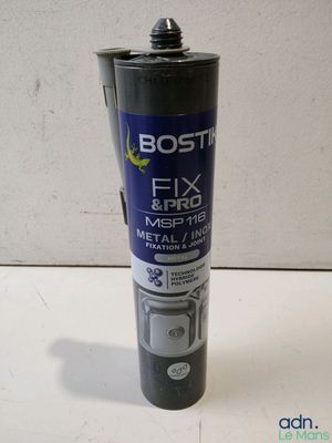 un gros plan d'une bouteille de « Fix » et d'une serpillière « Fix » posées sur une table