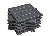 une pile de dalles de terrasse en plastique noir sur fond blanc