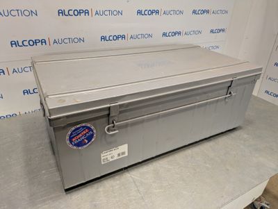 une photo d'une boîte en acier inoxydable posée sur un comptoir