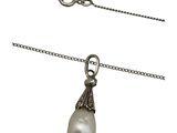 un gros plan d'un collier composé d'une perle montée sur une chaîne