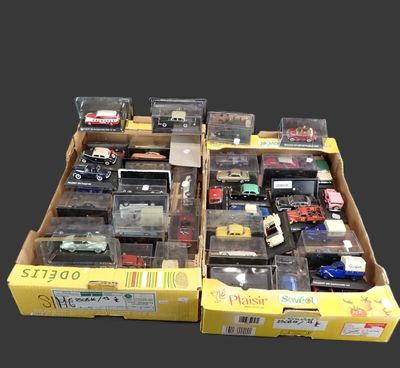 une boîte contenant un assortiment de petites voitures et de camions