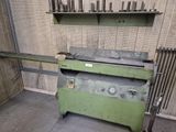 une machine qui se trouve dans le coin d'une pièce