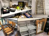 de nombreuses photos différentes d'une pièce contenant de nombreux objets différents